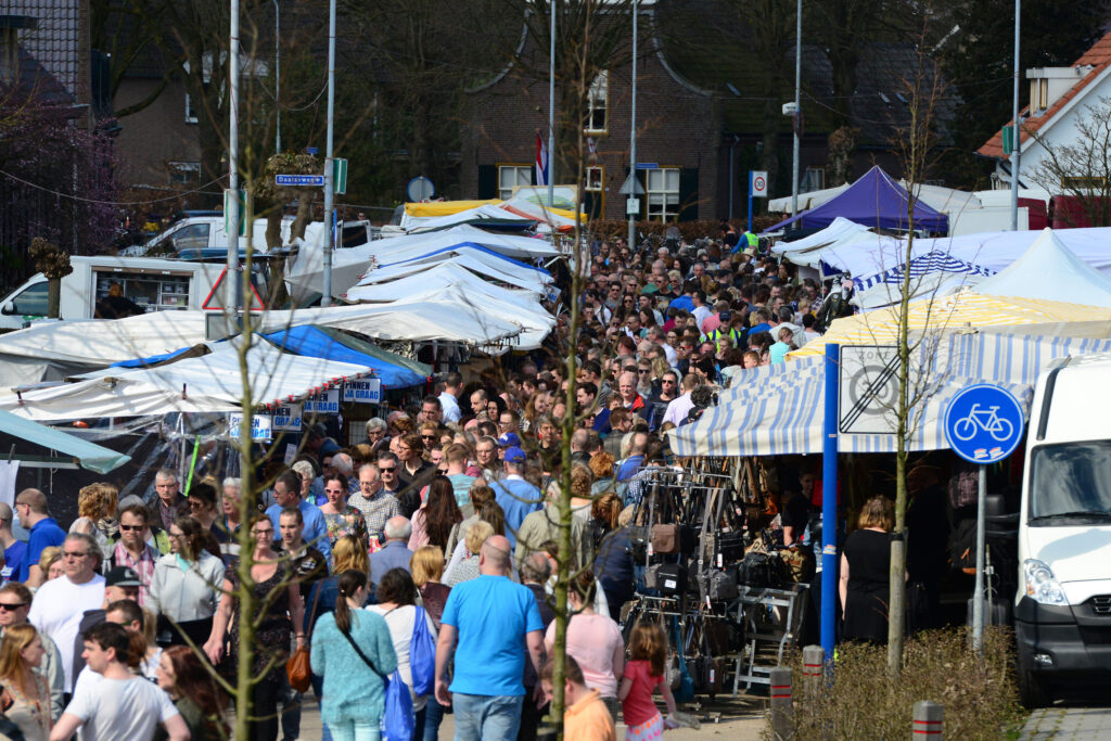 mensen op de Oerse Braderie
